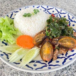 ข้าวราดกะเพรากรอบ ไข่เยี่ยวม้า  ကြက်ဥခိုင်ယိုးမား ထမင်း