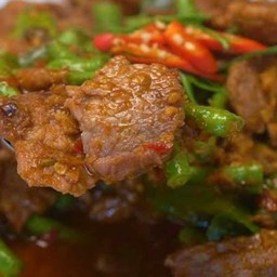 เนื้อผัดพริกแกงราดข้าว