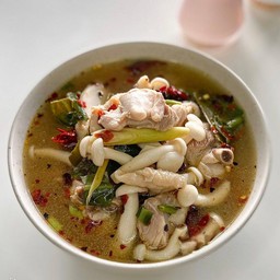 ต้มแซ่บไก่ใส่เห็ดรวม