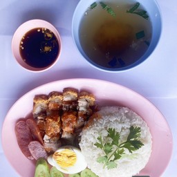 ข้าวหน้าหมูกรอบน้ำจิ้มหมูแดง