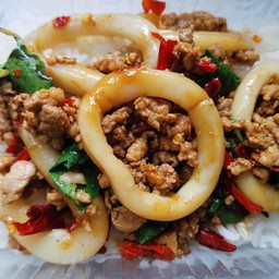 ข้าวราดผัดกะเพราปลาหมึกหมูสับพริกแห้ง