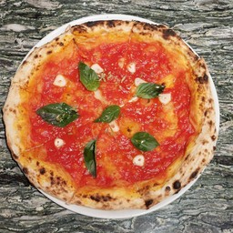 พิซซ่าหน้ามะเขือเทศและกระเทียม