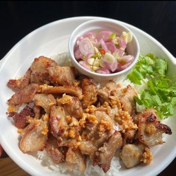 ข้าวหมูทอดกระเทีบม พิเศษพริกน้ำปลา