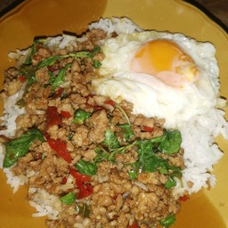 กระเพาหมูสับ(ไข่ดาว)หรือไข่เจียว