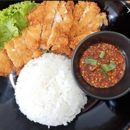 ข้าวไก่กรอบน้ำจิ้มแจ่ว