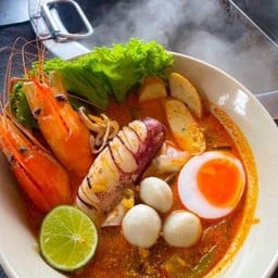 ก๋วยเตี๋ยวต้มยำกุ้งแม่น้ำ+ปลาหมึก เกี๋ยว ไข่ยางมะตูม