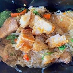 วุ้นเส้นผัดกระเพราหมูกรอบ