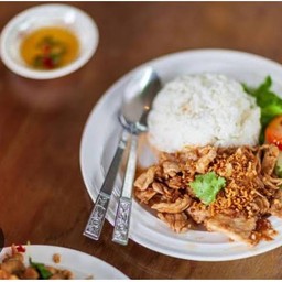ข้าวไก่ทอดกระเทียม