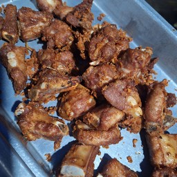 ข้าวเหนียวซี่โครงหมูทอดกระเทียม