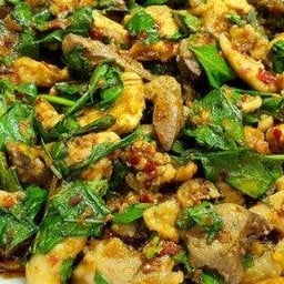 ผัดพริกแกงไก่ใส่ใบยี่หร่า