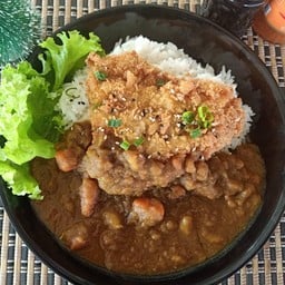 ข้าวหน้าแกงกะหรี่หมู+ปลาดอลลี่ทอด - ฟรีมิโซะซุป