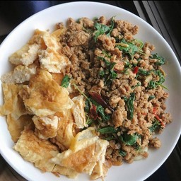 กะเพราหมูสับ ไข่เจียว ราดข้าว
