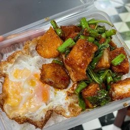 ข้าวพริกแกงไก่กรอบ