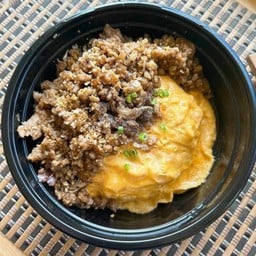 ข้าวไข่ข้น+หมูผัดซอสกระเทียม - ฟรีมิโซะซุป