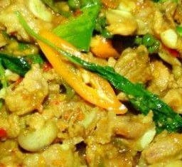 ผัดพริกแกงหมูใส่ใบยี่หร่า