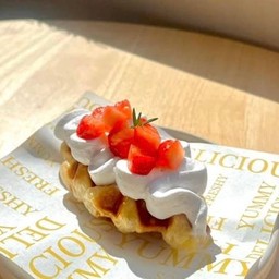 ครอฟเฟิลวิปปิ้งครีม + สตอเบอรี่