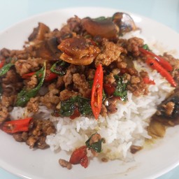 ข้าวผัดกระเพราไข่เยี่ยวม้าหมูสับ