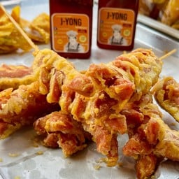 ไส้กรอกไก่รมควันชุบแป้งทอด