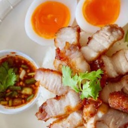 ข้าวสามชั้นทอดน้ำจิ้มแจ่ว