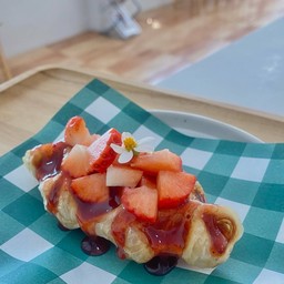 ครอฟเฟิลซอสสตอเบอรี่ + สตอเบอรี่