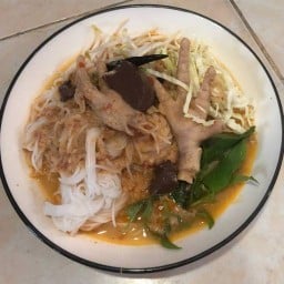 ขนมจีนน้ำยาตีนไก่ @joyji