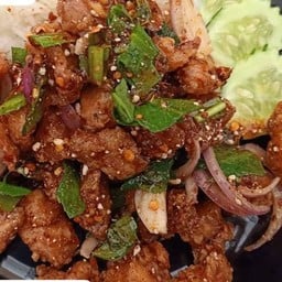 ข้าวไก่กรอบยำแซ่บ - ฟรีมิโซะซุป