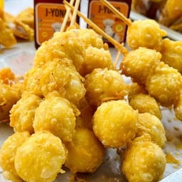 ลูกชิ้นหมูชุบแป้งทอด