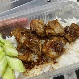 ข้าวกระดูกหมูอ่อนกระเทียม