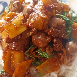 พริกแกงเครื่องในไก่หน่อไม้ดอง(ราดข้าว)