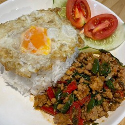 ผัดกะเพราราดข้าว (โปรดระบุตัวเลือก)