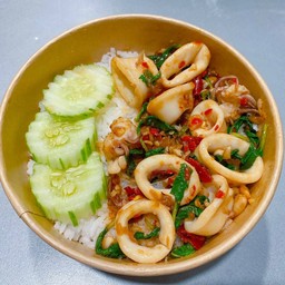 ข้าวกระเพาปลาหมึก