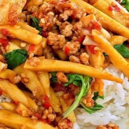 ผัดหน่อไม้หมูสับ ราดข้าว