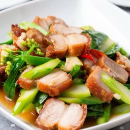 คะน้าหมูกรอบ