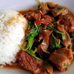 ข้าวกะเพราเนื้อตุ๋น