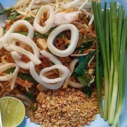 ผัดไทปลาหมึก