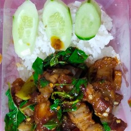กระเพราหมูกรอบ ราดข้าว (สูตรพริกแห้ง)
