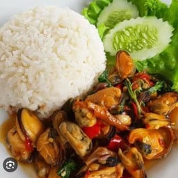 กะเพราหอยแมลงภู่ ราดข้าว