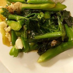 ผัดคะน้ากับข้าวน้ำมันหอย