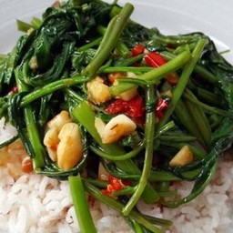 ผัดผักบุ้งไฟแดง ราดข้าว