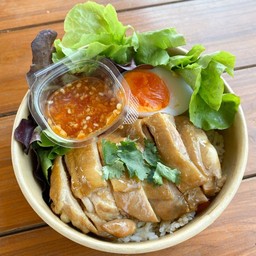 ข้าวไก่ต้มน้ำปลา+ ไข่ต้ม +น้ำจิ้มโคตรแซ่บ