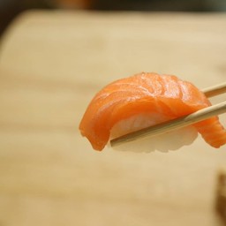 ซูชิแซลมอน 10 แถม 1