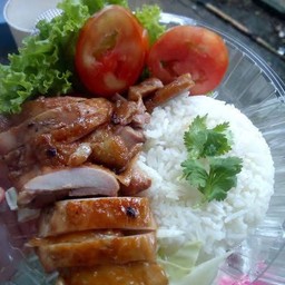 ข้าวหน้าไก่ย่างสมุนไพรน้ำจิ้มแจ่ว