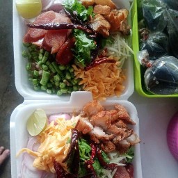 ตามสั่งข้าวคลุกกะปิกระเพราหมูกรอบ