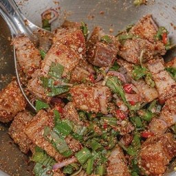 ข้าวลาบหมูกรอบ