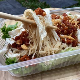 เส้นหมี่ไก่ฉีก+น้ำพริกหนังไก่