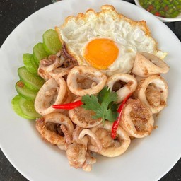 หมึกกระเทียมพริกไทย ไข่ดาว ราดข้าว