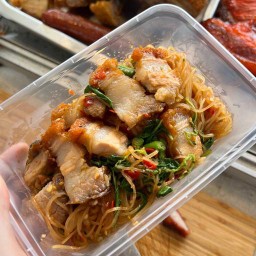 เส้นเล็กผัดกะเพราหมูกรอบ