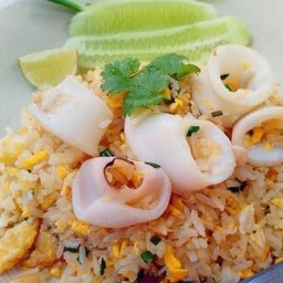 ข้าวผัดปลาหมึก