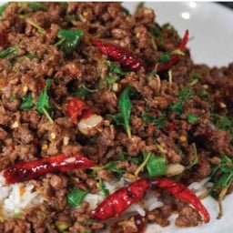 กะเพราเนื้อสับ ราดข้าว