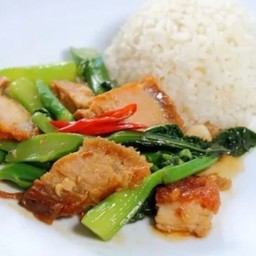 คะน้าหมูกรอบ ราดข้าว